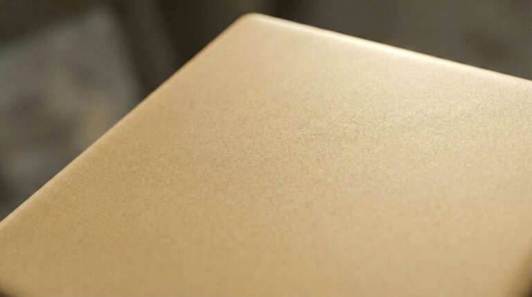 Zoom sur la texture d'un matériau biocomposite compostable et biosourcé à haute performance pour emballage circulaire.