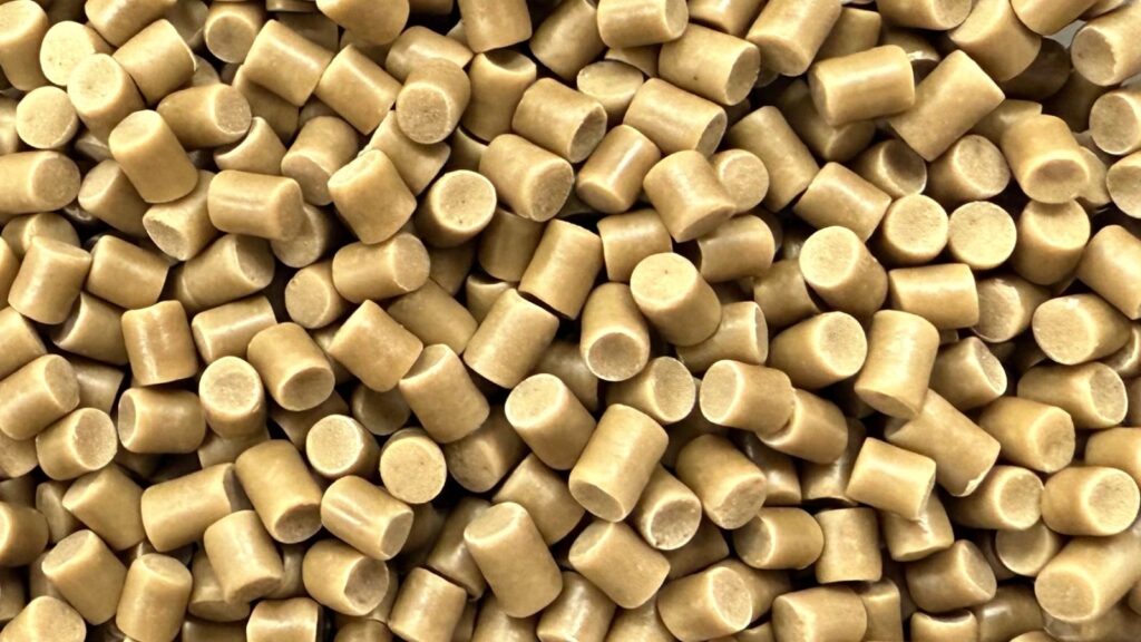 Granulés de masterbatch biosourcé Biomera, concentré de biomasse agricole valorisée à diluer dans votre polymère.